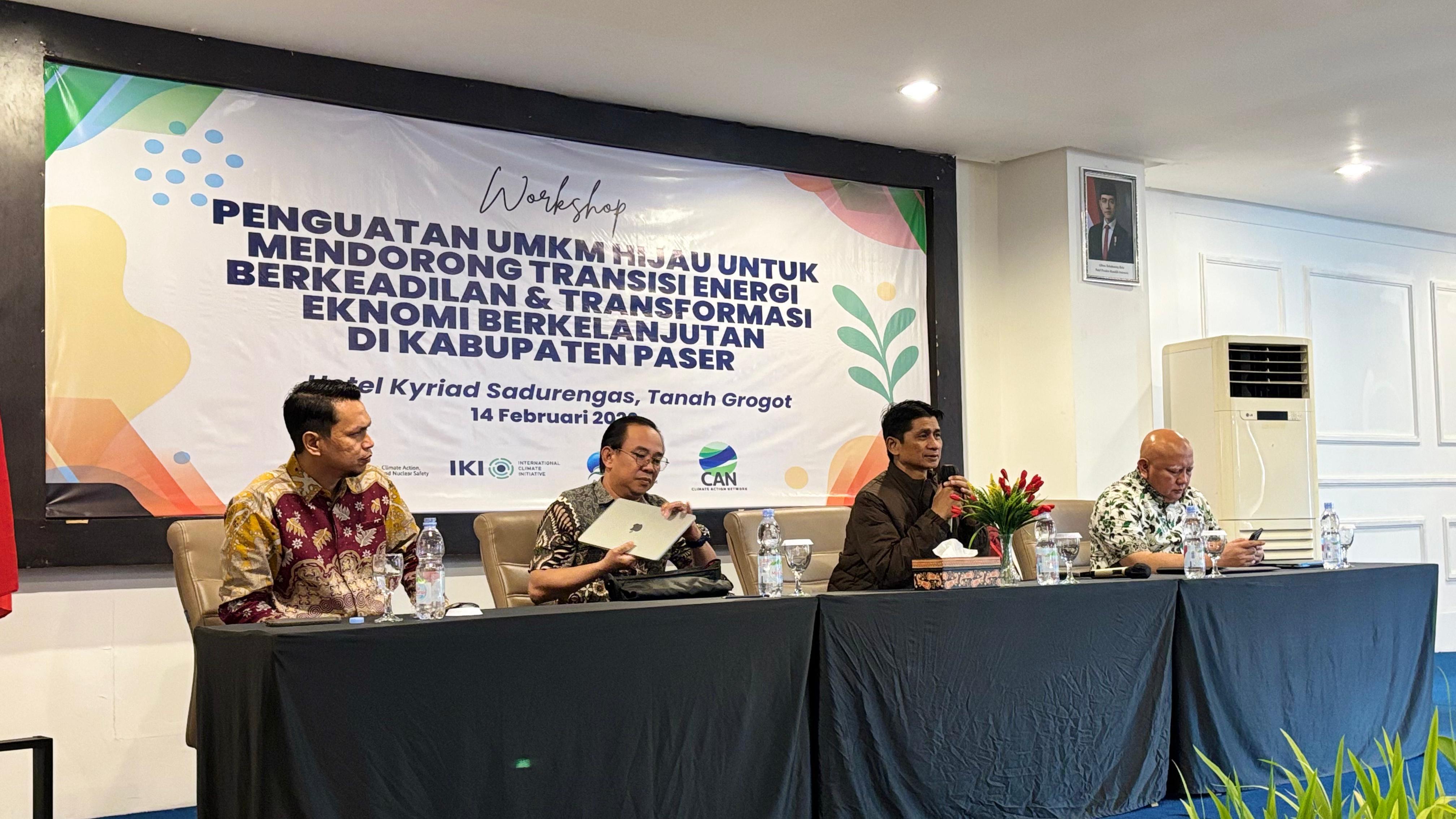 Jajaran narasumber dari DPPKUKM Kaltim dan akademisi Universitas Mulawarman saat memberikan pelatihan komprehensif mengenai strategi pemasaran digital dan sertifikasi halal bagi pelaku UMKM lokal.